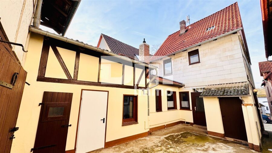 (R)eserviert!Gepflegtes Einfamilienhaus mit 2 Nebengebäuden und Garten - Rückansicht Wohnhaus / Nebengebäude 1